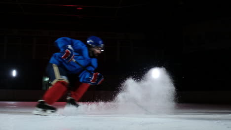 Der-Professionelle-Eishockey-Stürmer-Schlägt-Den-Verteidiger-Technisch-Und-Geht-Schnell-Zum-Eishockey-Tor.